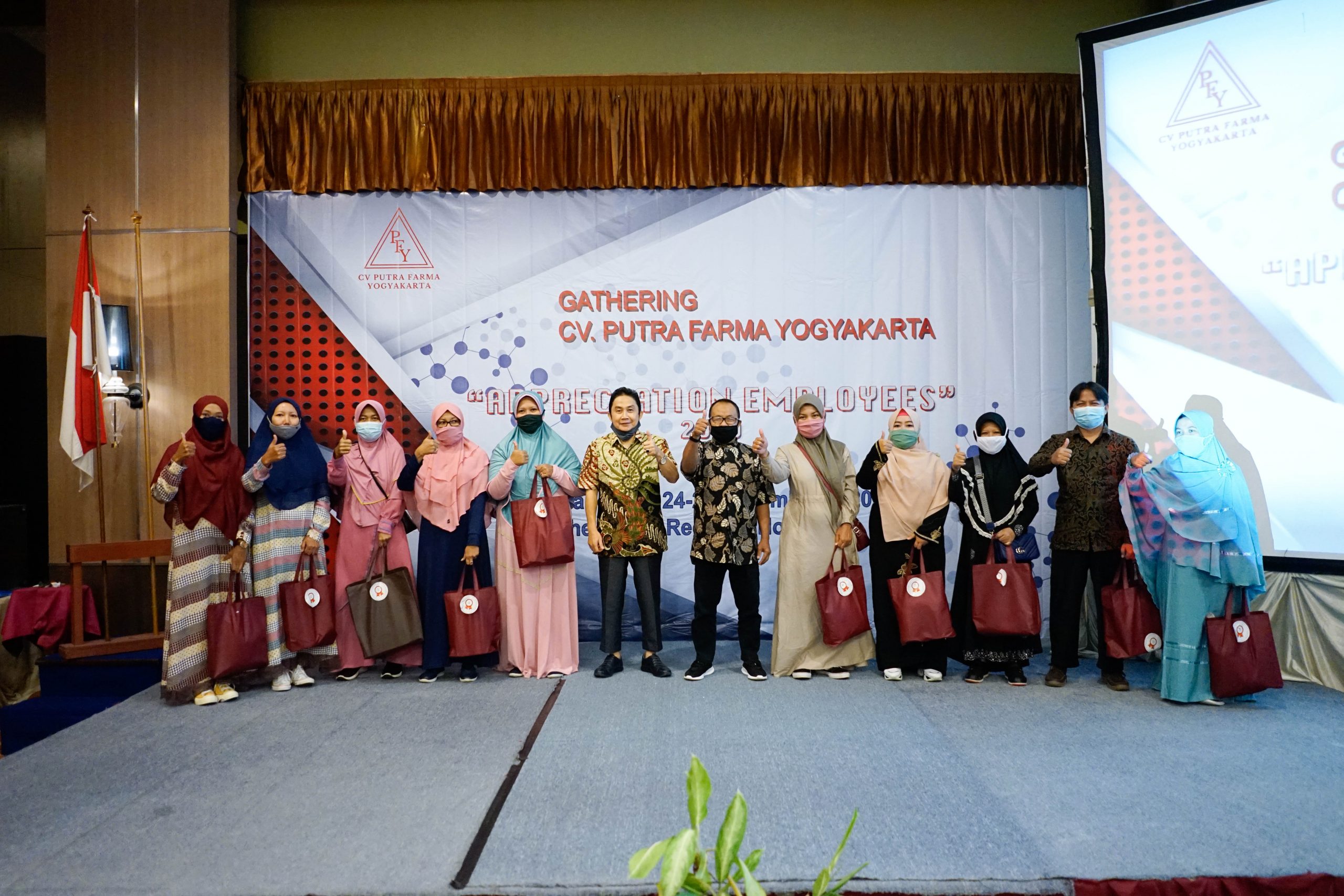 Pemberian Doorprize untuk seluruh karyawan CV Putra Farma Yogyakarta