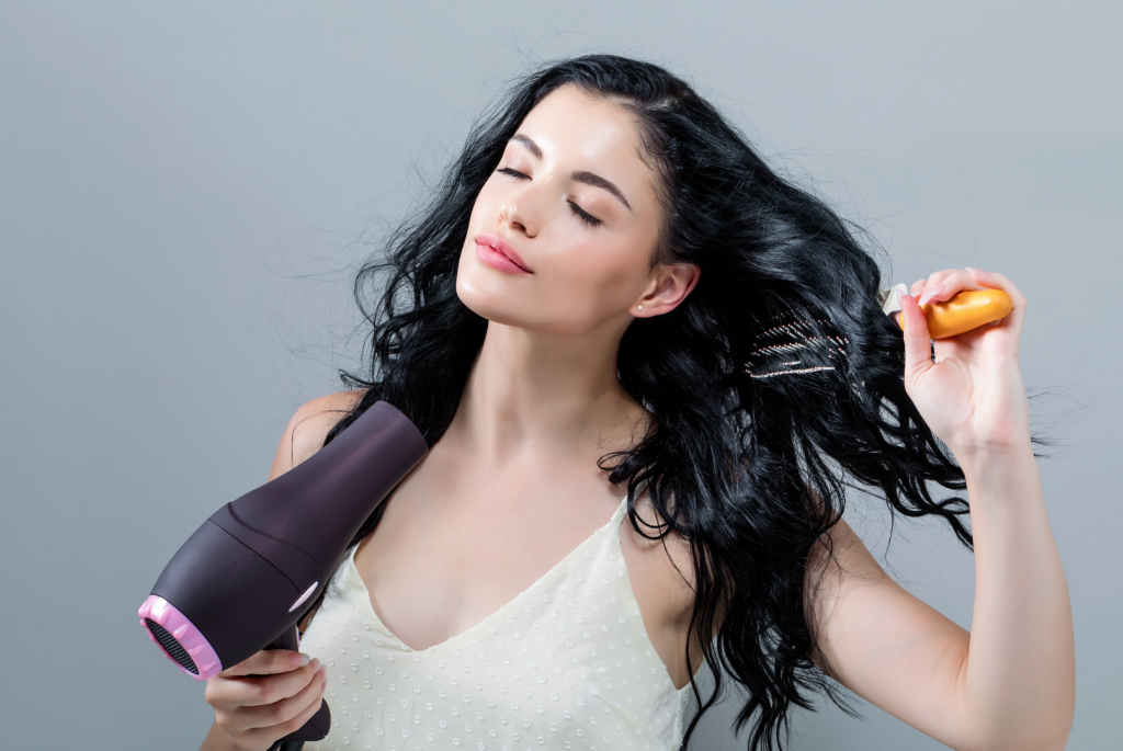 trik memakai dry shampoo
