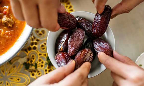 Anjuran mengonsumsi buah kurma saat berbuka