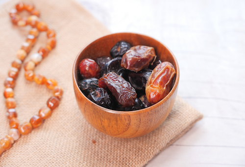 Anjuran mengonsumsi buah kurma saat berbuka