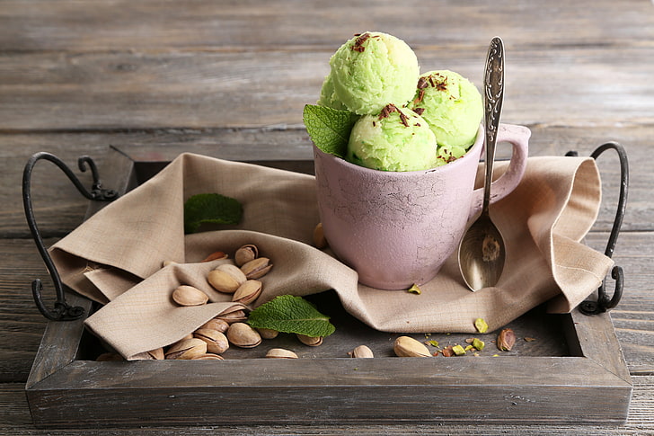 Sajian olahan es krim matcha
