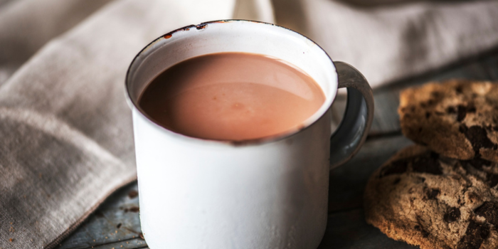 chocolate drink and cookies