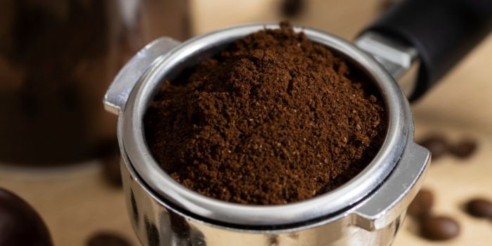 komposisi-kopi-bubuk-hitam