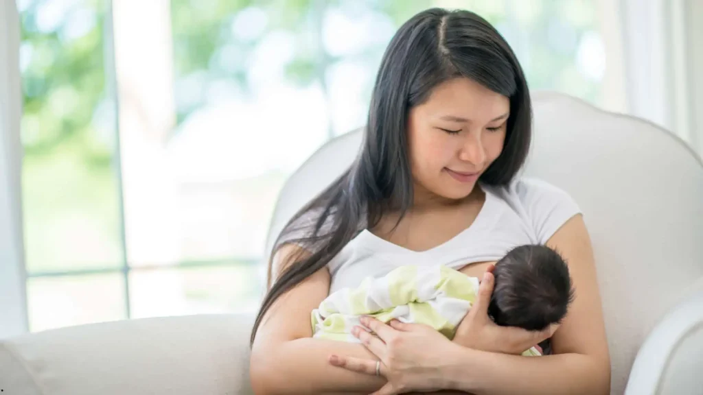 seorang ibu menyusui bayi